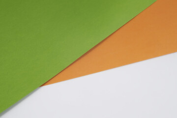 Prosty układ kolorowych arkuszy papieru, soczysta, wiosenna zieleń i nieco przygaszona pomarańcz.