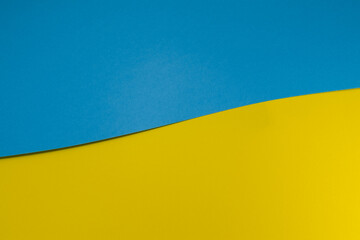 Ukraińska powiewająca flaga stworzona z kolorowych arkuszy papieru. Klasyczne kolory żółty i niebieski. Sława Ukrajini! - obrazy, fototapety, plakaty