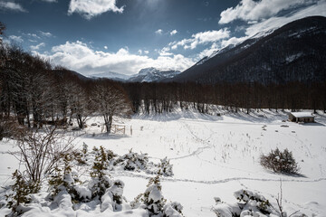 l'inverno a prato san rocco, nella riserva delle montagne della duchessa, lazio, con campo tendato...