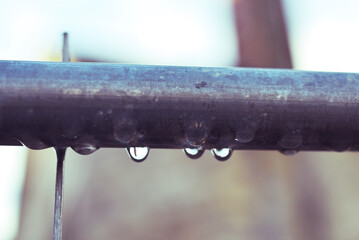 Gouttes d'eau sur rambarde métal