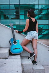 Mujer al aire libre con guitarra