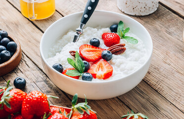 Milk rice porridge with blueberries and strawberries.