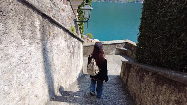 Une jeune fille descend des escaliers &agrave; Morcote