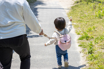 Obraz premium 迷子紐をつけられた赤ちゃん（1歳10か月、女の子、日本人）と、母親（30代、日本人）