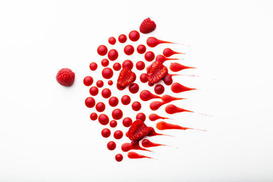 Wundersch&ouml;ne Lebensmittel-Fotografie von leckeren Himbeeren mit fruchtiger Himbeer So&szlig;e. Leckeres Obst f&uuml;r healthy Lifestyle und gesundheitsbewusste Menschen. Vitaminbombe mit viel Vitamin C