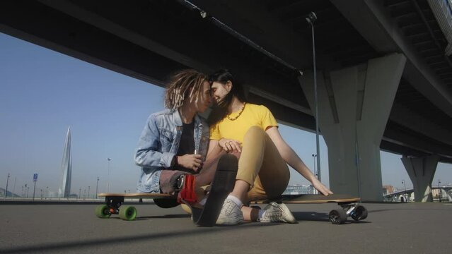 Guy with leg prosthesis touches heads with woman on street
