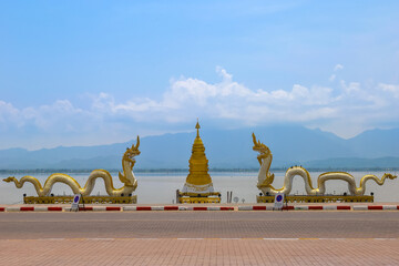 Pagoda and king of Nagaes statue at the holy lake of Phayao, Phayao, Thailand - obrazy, fototapety, plakaty