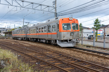 Fototapeta na wymiar 北陸鉄道浅野川線内灘駅を出発する電車