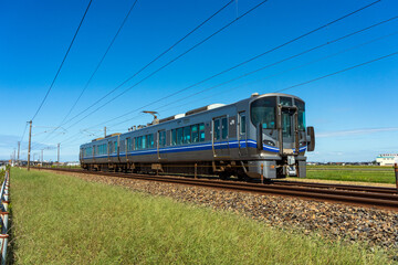 北陸本線を走る普通電車