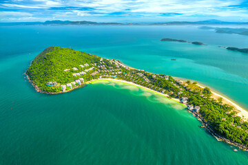 Obraz premium Small tropical island in the ocean with many resorts, aerial view of Ong Doi island in Phu Quoc, Kien Giang, Vietnam