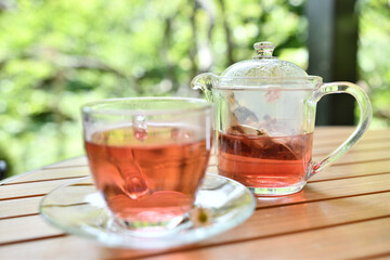 テラスのテーブルの上のハーブティー