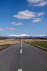 春の畑作地帯と雪山　大雪山
