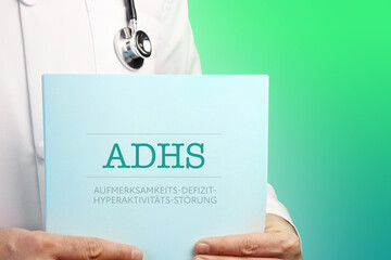 ADHS (Aufmerksamkeits-Defizit-Hyperaktivitäts-Störung). Arzt mit Stethoskop hält medizinischen...