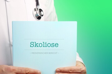 Skoliose. Arzt mit Stethoskop hält medizinischen Bericht in den Händen. Text auf Dokument