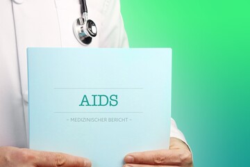 AIDS (HIV). Arzt mit Stethoskop hält medizinischen Bericht in den Händen. Text auf Dokument