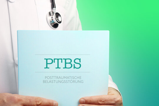 PTBS (Posttraumatische Belastungsst&ouml;rung). Arzt mit Stethoskop h&auml;lt medizinischen Bericht in den H&auml;nden. Text auf Dokument