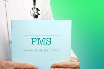 PMS (Prämenstruelles Syndrom). Arzt mit Stethoskop hält medizinischen Bericht in den Händen....