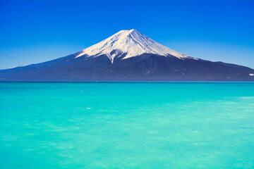 美しいインド洋の海と富士山合成