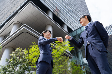 フィストバンプ