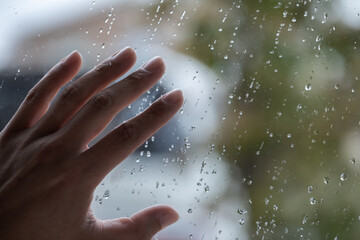 雨粒の窓に置かれた女性の手　Female hands	 - obrazy, fototapety, plakaty