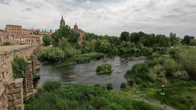 El r&iacute;o Tormes visto desde el puente romano a su paso por la ciudad de Salamanca, Espa&ntilde;a