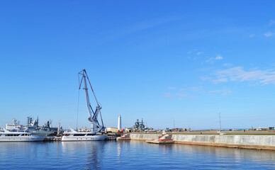 Fototapeta na wymiar Crane and ships near the pier of the Gulf of Finland in Kronstadt