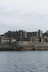Fototapeta premium 軍艦島（長崎県 端島）の海と自然を捉えた風景