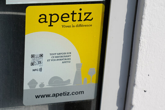 apetiz logo brand and text sign onwindows facade door restaurant entrance