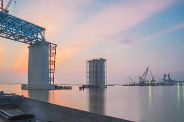 Obraz premium Yangtze River Bridge and Yangtze River scenery under construction in Suzhou, China