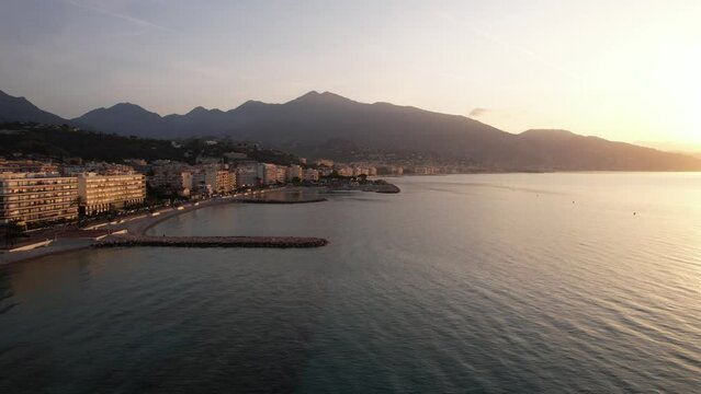 le lever de soleil de Roquebrune &agrave; Menton - C&ocirc;te d'Azur