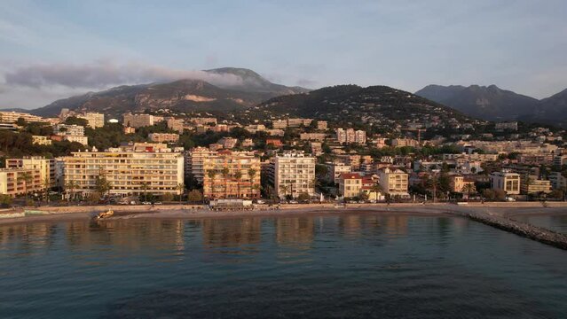 panoramique au lever du soleil sur Roquebrune Cap Martin - M&eacute;diterran&eacute;e