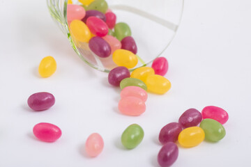 グラスからはみ出るグミ　gummies