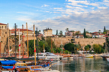 Abendstimmung im Hafen vor der Altstadtkulisse der türkischen Stadt Antalya