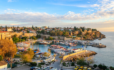 Romantischer Ausblick auf den idyllischen Hafen vor der Altstadt von Antalya an der türkischen...