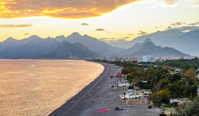 Romantische Abendstimmung am Konyaalti Strand in Antalya