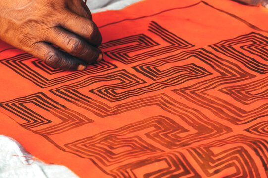 Hand painting geometrical tribal art of the Asurini indigenous tribe. Xingu Rive, Baixo Amazonas, Amazon, Brazil. 2007.