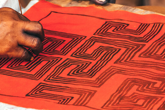 Hand painting geometrical tribal art of the Asurini indigenous tribe. Xingu Rive, Baixo Amazonas, Amazon, Brazil. 2007.