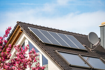 Fototapeta premium Solarkollektoren auf Hausdach