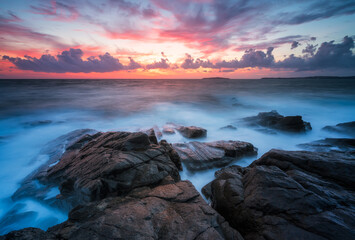 Naklejka premium Magnificent colorful seascape with picturesque rocks in sunrise time
