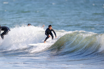 湘南の海でサーフィンをする少年