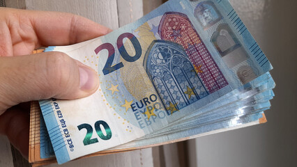 Banconote in euro nelle mani di una persona - ricchezza