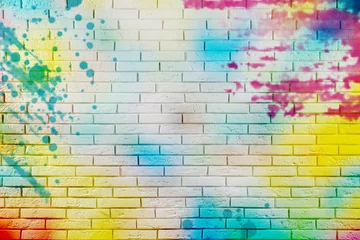 Photo sur Aluminium Mur de briques Graffiti coloré abstrait dessiné sur un mur de briques blanches