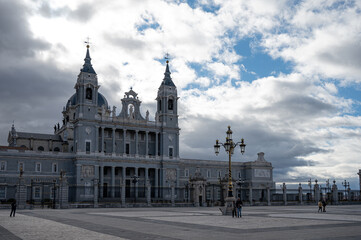 Obraz premium Archbishopric of Madrid in its entirety and facing the cloudy sky