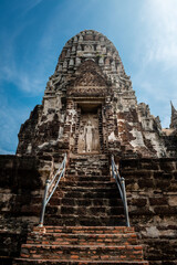 Templo budista en ruinas, en Ayutthaya. Tailandia. Pagoda budista