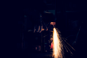 Sharpening a tool with a large number of sparks in the dark