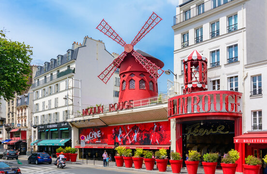 Cabaret "Moilin Rouge" in Montmartre, Paris, France