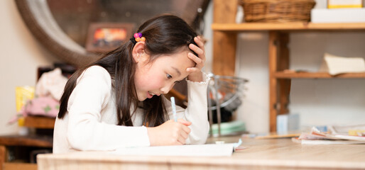 自宅で真剣に勉強に取り組む小学生