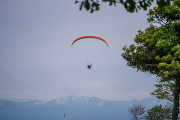 美しい景色の中でパラグライダーに乗る人