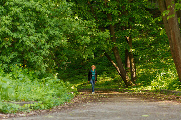 Fototapeta na wymiar beautiful girl walking in summer park