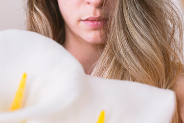 Chica joven sujetando unas preciosas flores blancas